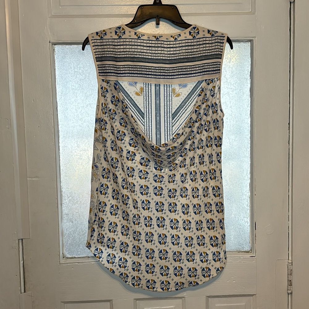 BCBG MaxAZRIA Women’s Light cream sleeveless patterned blouse cut out back med - Picture 5 of 6